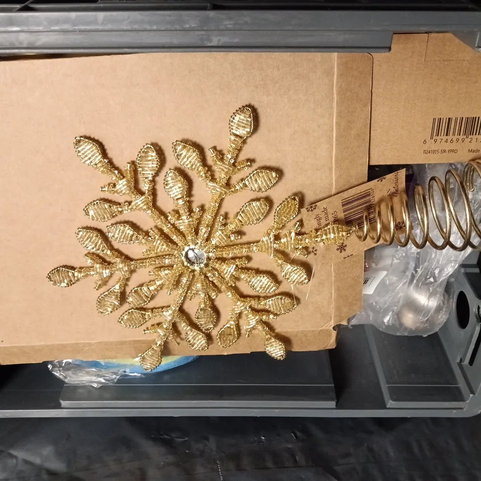 APPROXIMATELY 20 ASSORTED HOUSEHOLD ITEMS TO INCLUDE XMAS DECORATIONS, KNIFE, FORK AND SPOONS AND SEALING MACHINE