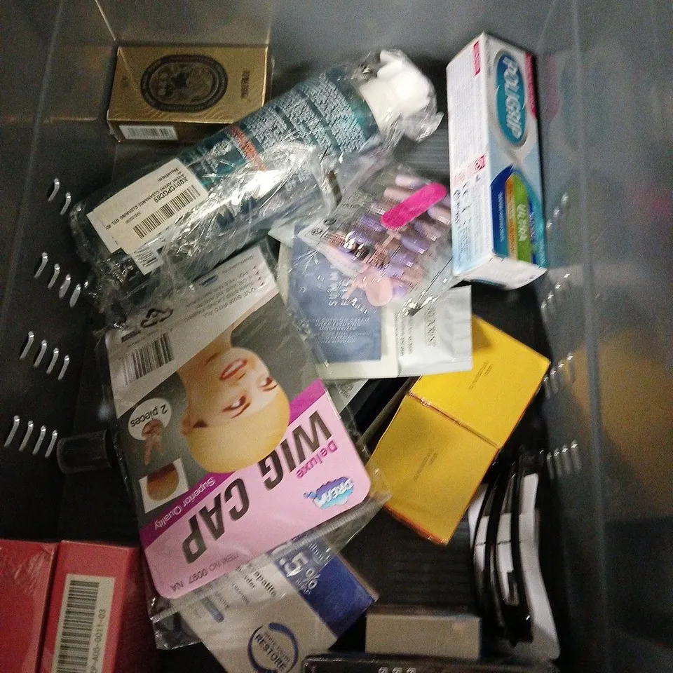 APPROXIMATELY 20 ASSORTED HEALTH & BEAUTY PRODUCTS TO INCLUDE SUPER FACIALIST ROSEHIP MELTAWAY CLEANSING BALM, HEAD & SHOULDERS CONDITIONER, L'OCCITANE SHOWER GEL, ETC