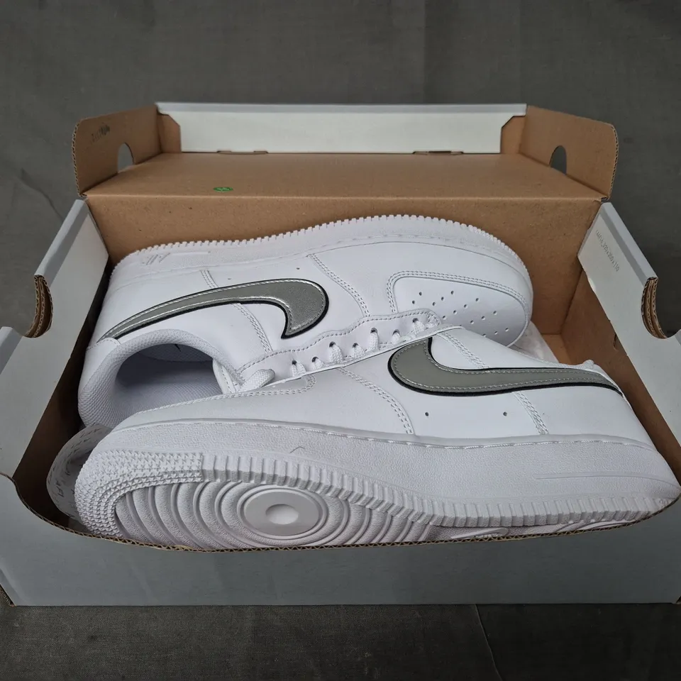 BOXED PAIR OF NIKE WOMEN'S AIR FORCE 1 '07 ESS SHOES IN WHITE/METALLIC SILVER UK SIZE 6.5