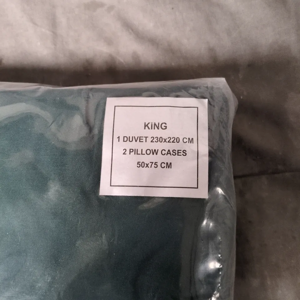 NORTHERN LUXE PINCH PLEATED PINTUCK DUVET SET – KING, EMERALD GREEN (DUVET 230X220 CM + 2 PILLOWCASES 50X75 CM)