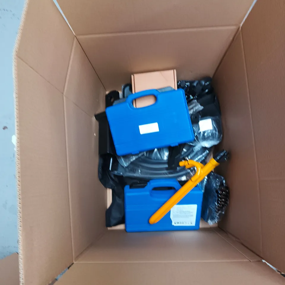 BOX OF APPROXIMATELY 12 ASSORTED AUTO PARTS TO INCLUDE: RACHET STRAPS 