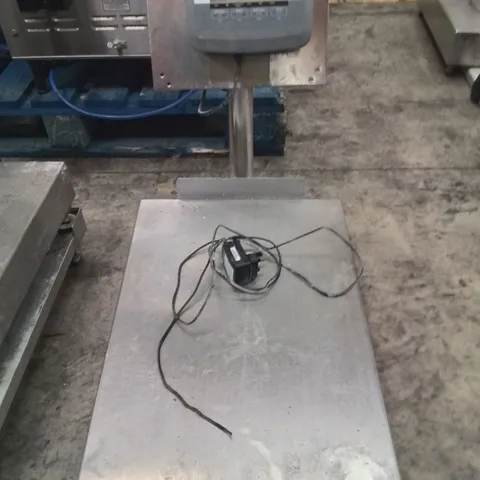 COMMERCIAL FLOOR SCALE WITH DEFENDER 3000 DISPLAY