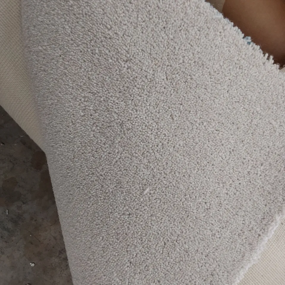 ROLL OF QUALITY CARPET APPROXIMATELY 5M × SIZE UNSPECIFIED 