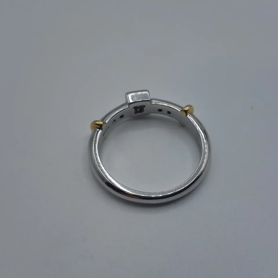 18CT GOLD RING SET WITH A NATURAL PRINCESS CUT DIAMOND AND NATURAL DIAMONDS TO THE SHOULDERS