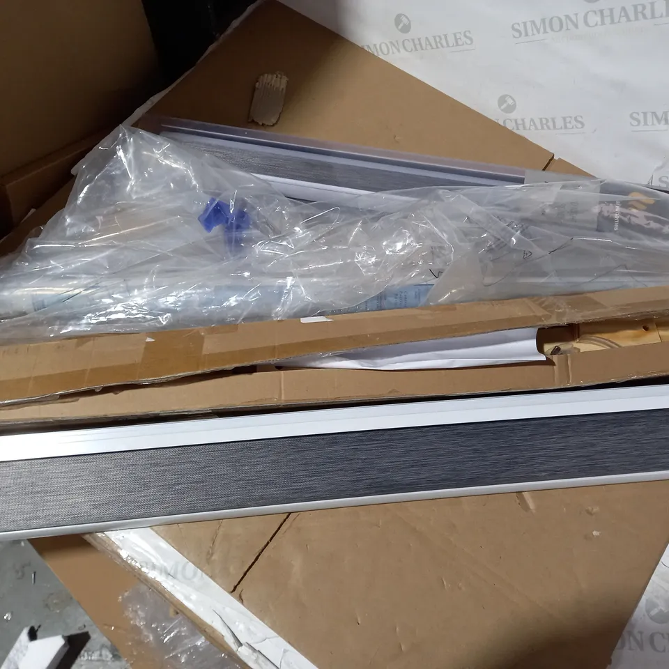 LOT OF 4 ASSORTED ITEMS TO INCLUDE DESIGNER WOODEN EASEL, DESIGNER GREY BLIND, DESIGNER WORLD DETAIL POSTER ETC (COLLECTION ONLY)