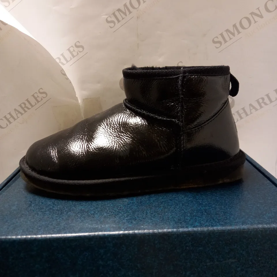 EMU AUSTRAILIA STINGER BLACK WATERPROOF BOOTS - SIZE 5