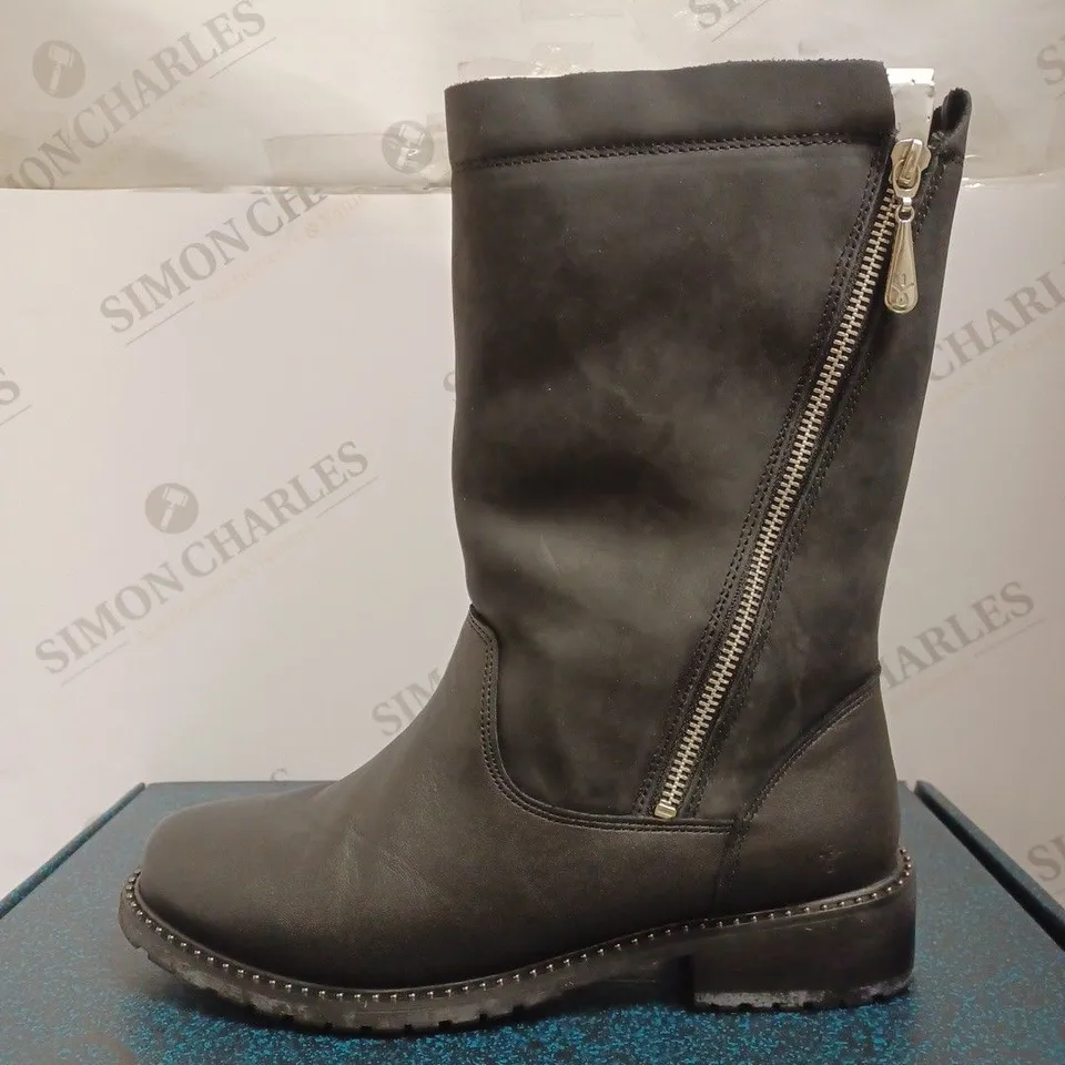 BOXED EMU EXPLORER YANCOAL BOOTS, BLACK - SIZE 5