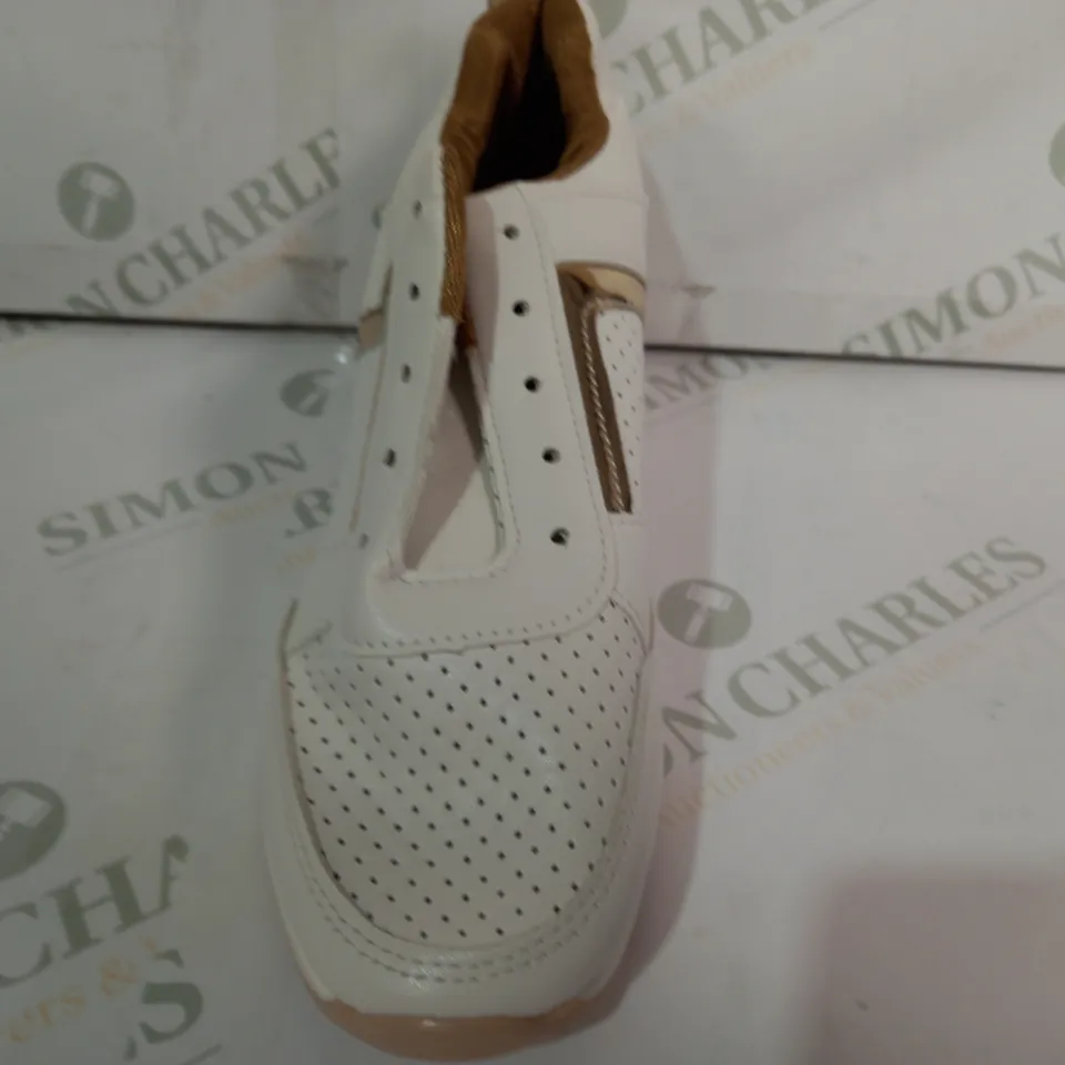 PAIR OF DESIGNER SHOES IN WHITE/METALLIC GOLD EU SIZE 37