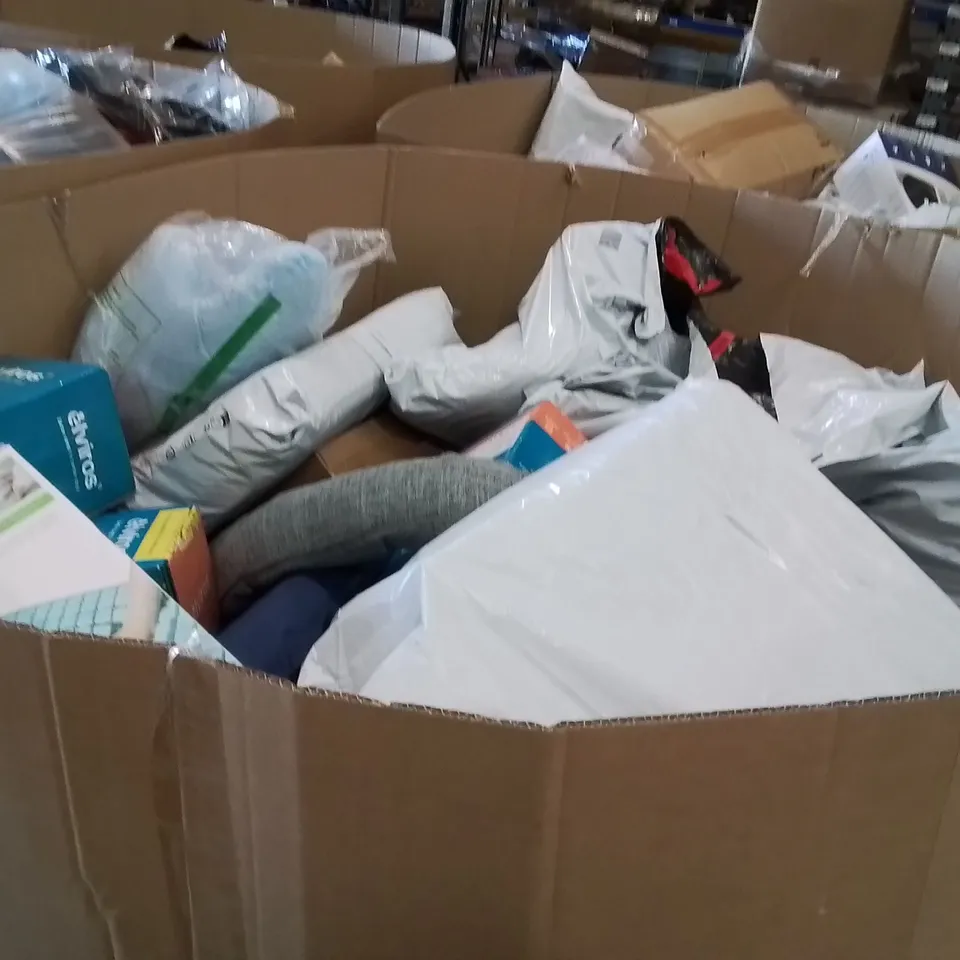 PALLET CONTAINING A LARGE QUANTITY OF PILLOWS 