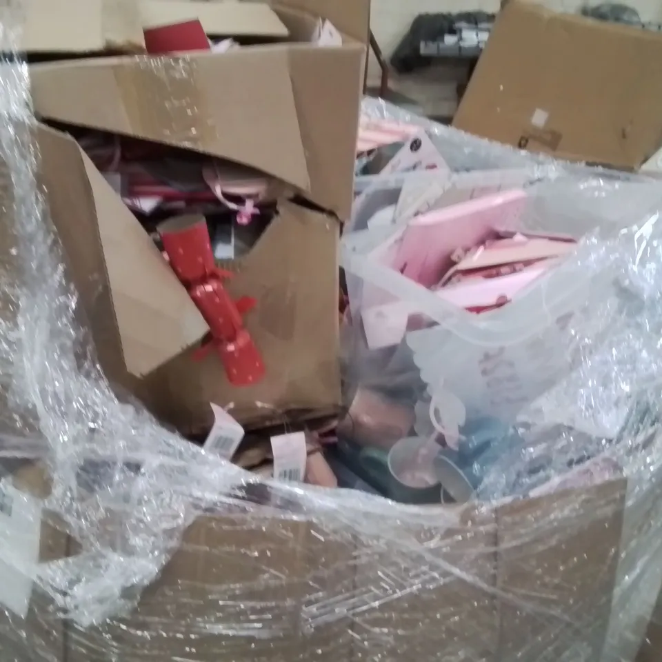 PALLET CONTAINING A LARGE QUANTITY OF SPECIAL EVENTS TO INCLUDE;HALLOWEEN BANNER,MUM DECORATION,BEST GRANDAD CUP