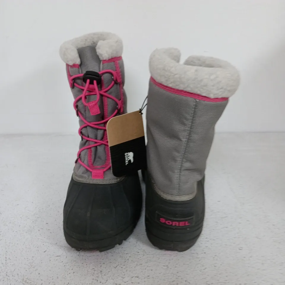 BOXED PAIR OF SOREL YOUTH CUMBERLAND 2 BOOTS IN LIGHT GREY/PINK - UK 5.5