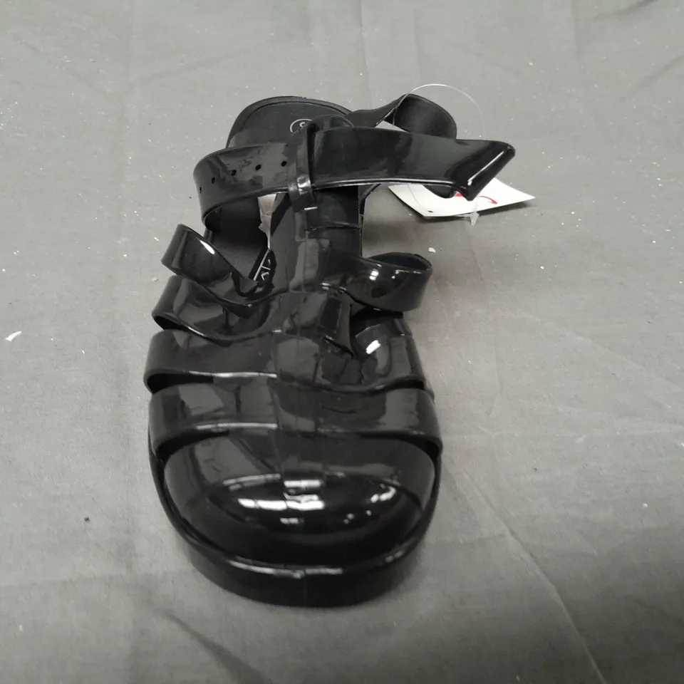 BOX OF APPROXIMATELY 20 PAIRS OF ASPIRER LOW BLOCK HEEL SANDALS IN GLOSSY BLACK - VARIOUS SIZES