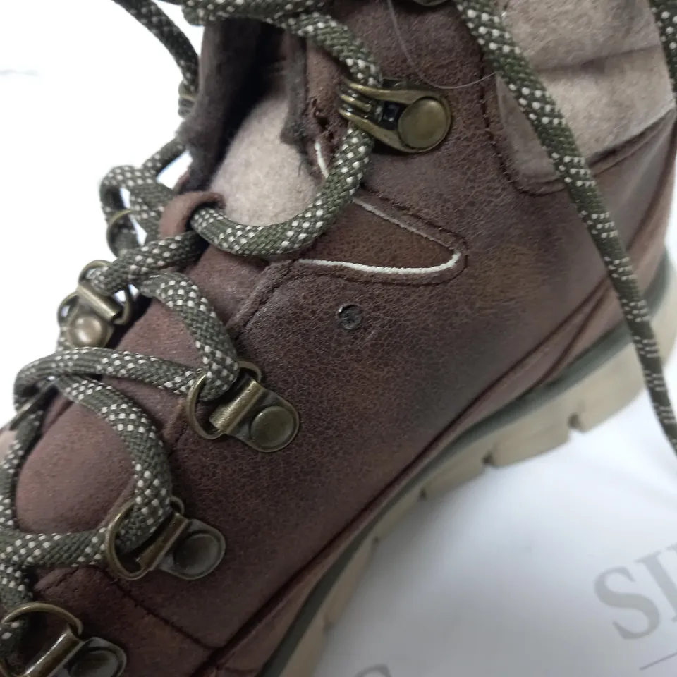 PAIR OF SKECHERS SYNERGY WARM BOOTS BROWN SIZE 6