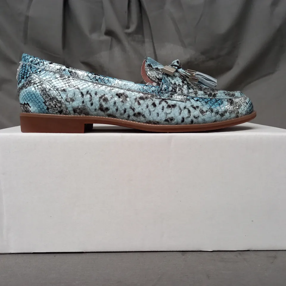 BOXED PAIR OF MODA IN PELLE LOAFERS IN DENIM SNAKE SIZE 6