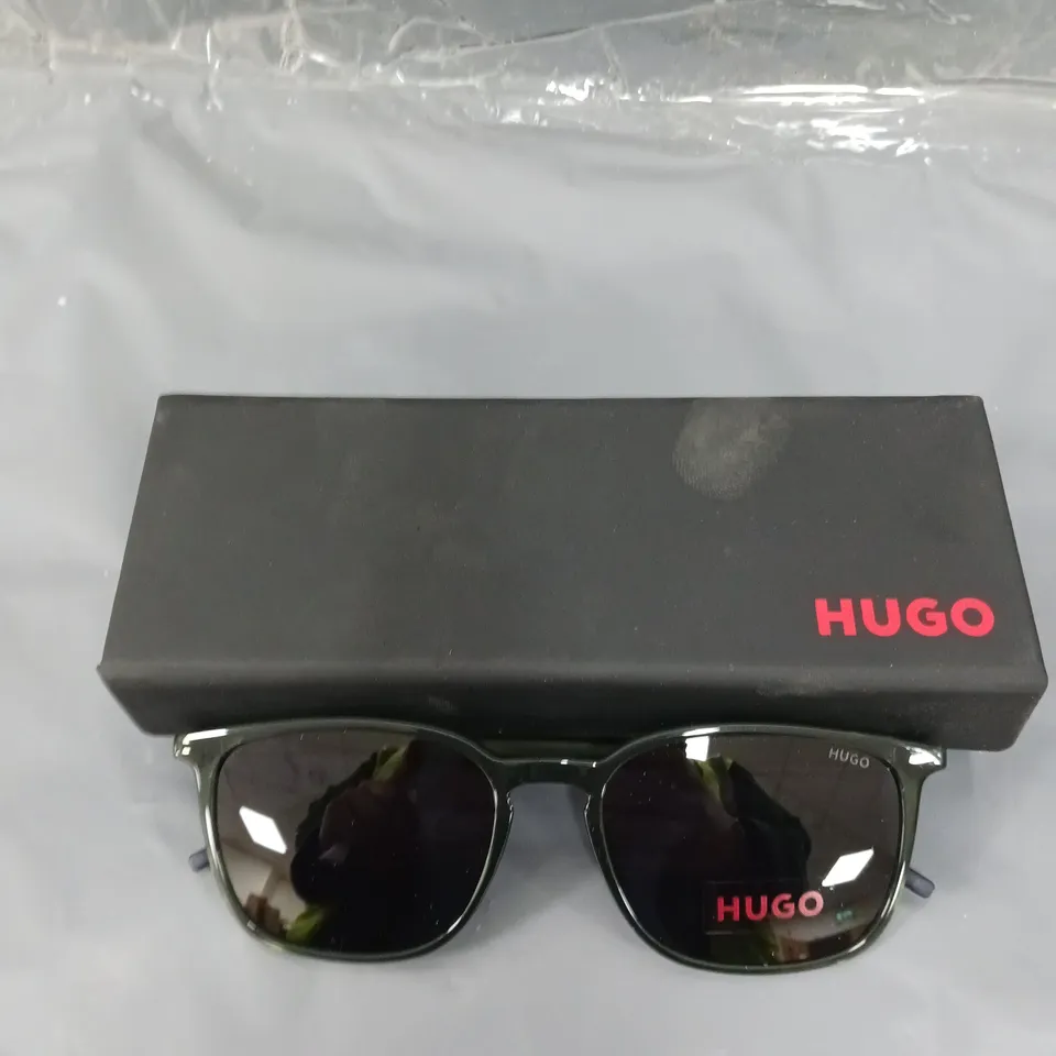 HIGO BOSS SQUARE SUNGLASSES 