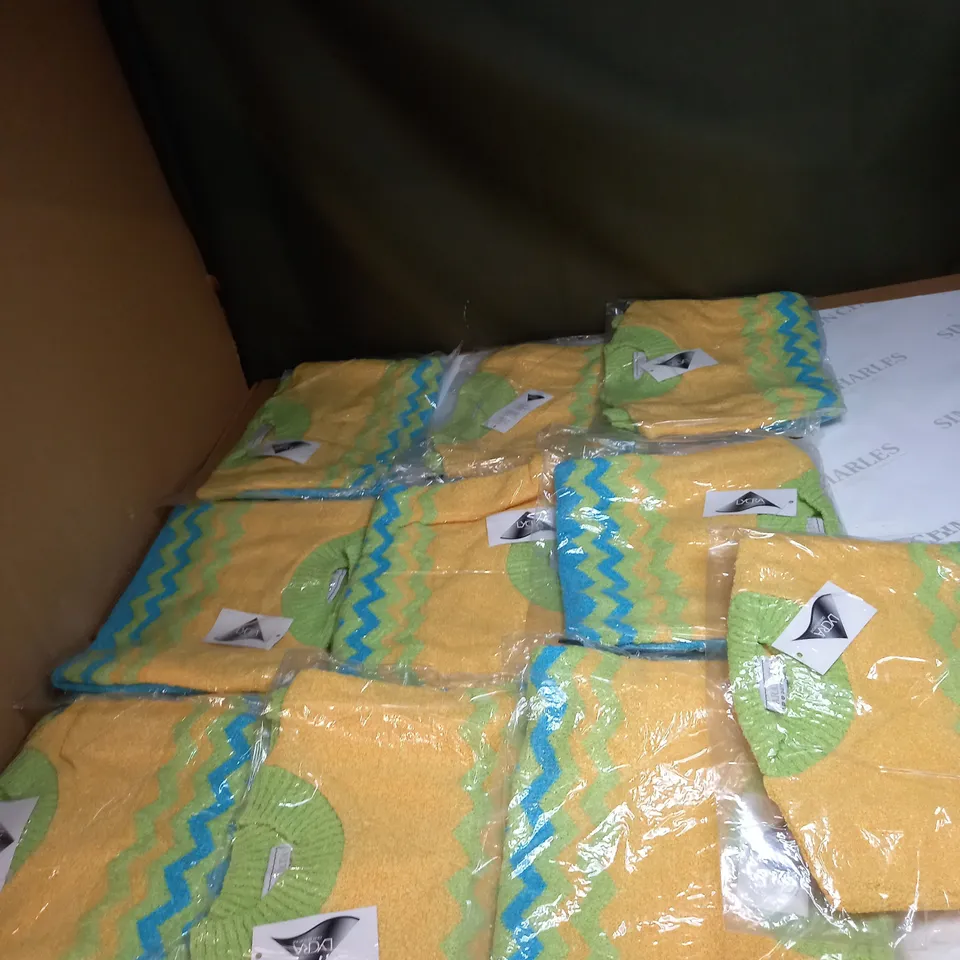 LOT OF APPROX 10 ASSORTED CLOTHING ITEMS IN VARIOUS SIZES