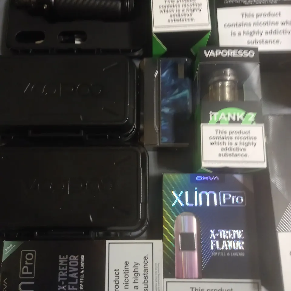 LOT OF APPROXIMATELY 17 ASSORTED VAPING ITEMS AND ACCESSORIES TO INCLUDE VOOPOO AND ARGUS PRO