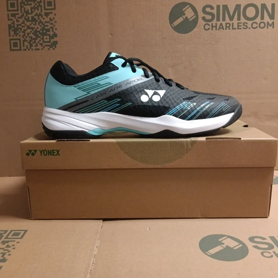 BOXED PAIR OF YONEX POWER CUSHION CASCADE ACCEL WIDE TRAINERS IN BLACK/ICE BLUE SIZE UK 11