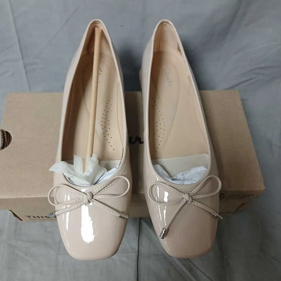 CLARKS BEIGE PATENT BOW PUMPS – UK 5½ / EU 39, BOXED