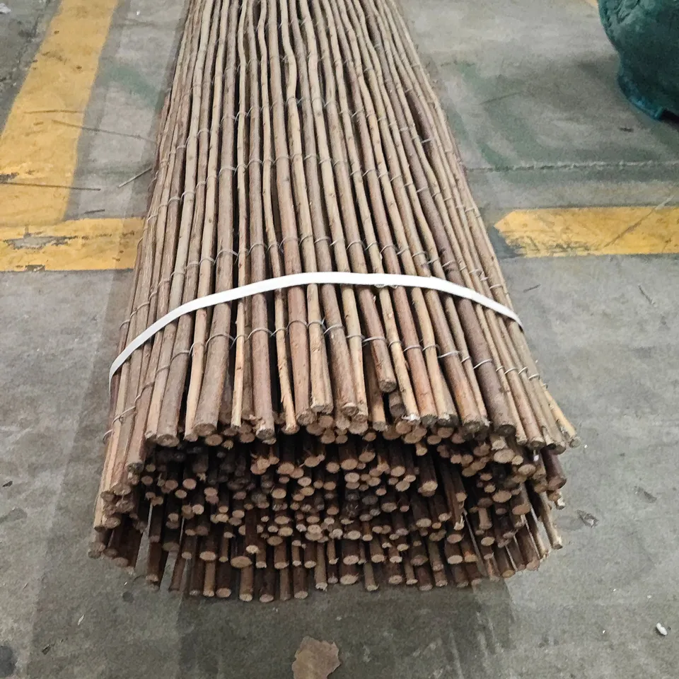 ROLL OF BAMBOO GARDEN SCREENING IN DARK STAIN - SIZE UNSPECIFIED 