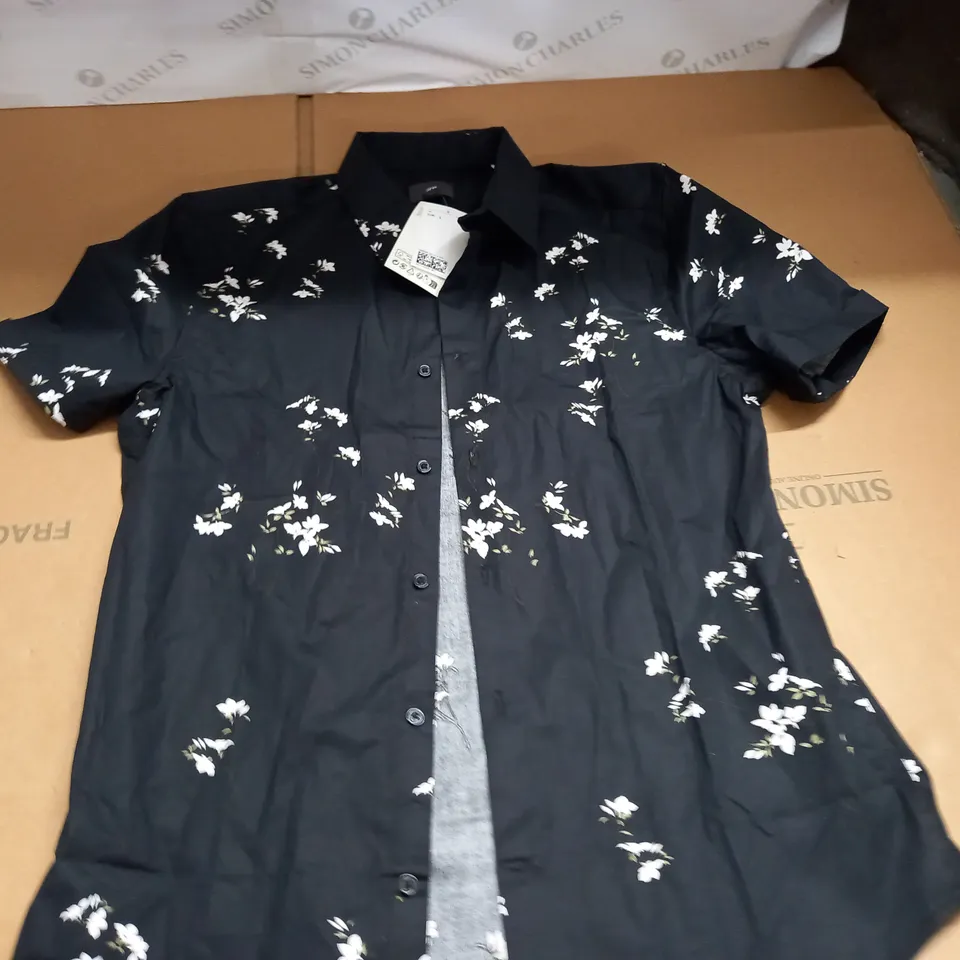 H&M MUSCLE FIT SHORT SLEEVE SHIRT - EUR L