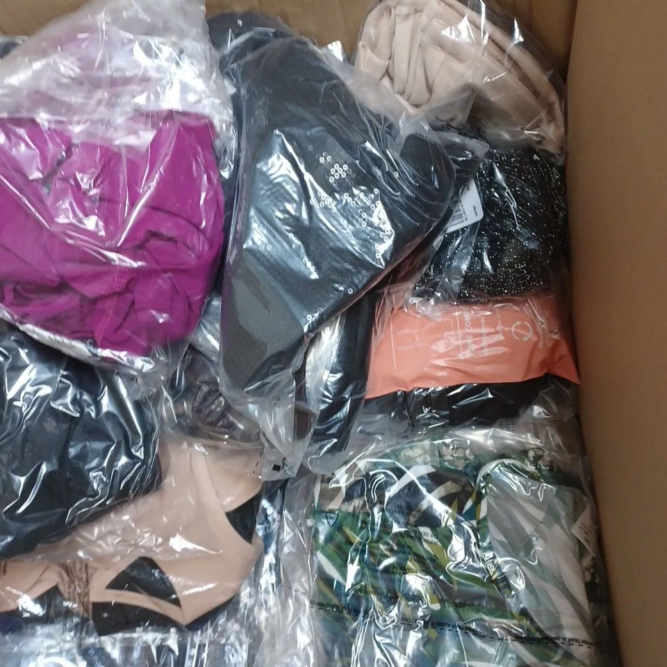 APPROXIMATELY 20 ASSORTED CLOTHING IN VARIES SIZES AND COLOURS 