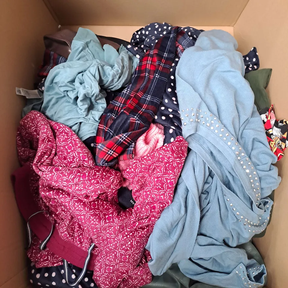 BOX OF APPROX 20 ASSORTED CLOTHING ITEMS TO INCLUDE - TOPS, PYJAMAS, VESTS ETC