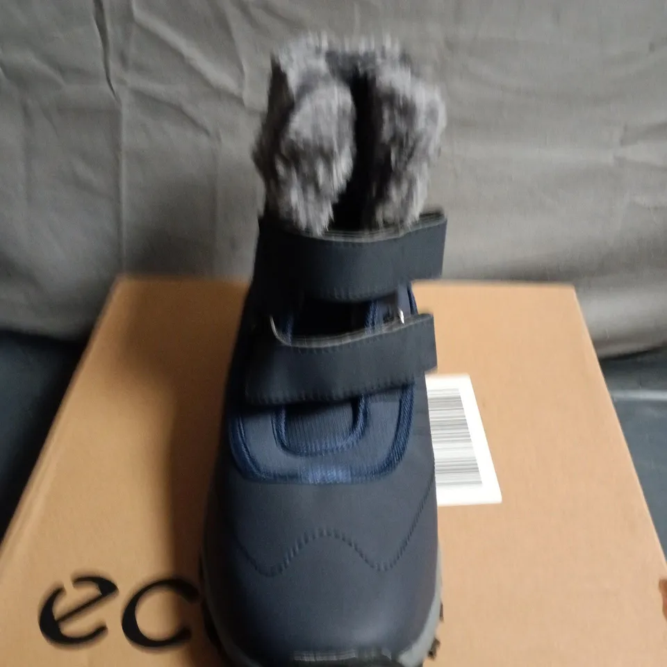 BOXED PAIR OF DRECAGE SNOW BOOTS IN NAVY - SIZE 41