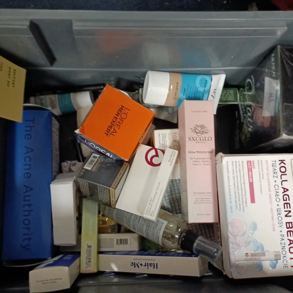 APPROXIMATEY 20 ASSORTED HEALTH AND BEAUTY PRODUCTS TO INCLUDE - MRS GLAM POWDER FOUNDATION - PANOXYL ACNE FOAMING WASH AND L'OREAL ELVIVE CONDITIONER