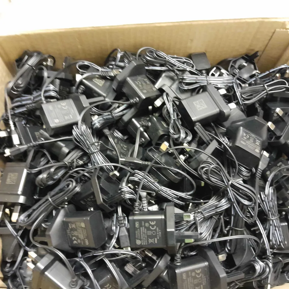 APPROXIMATELY 60 MOBIWIRE MICRO-USB TRAVEL ADAPTERS