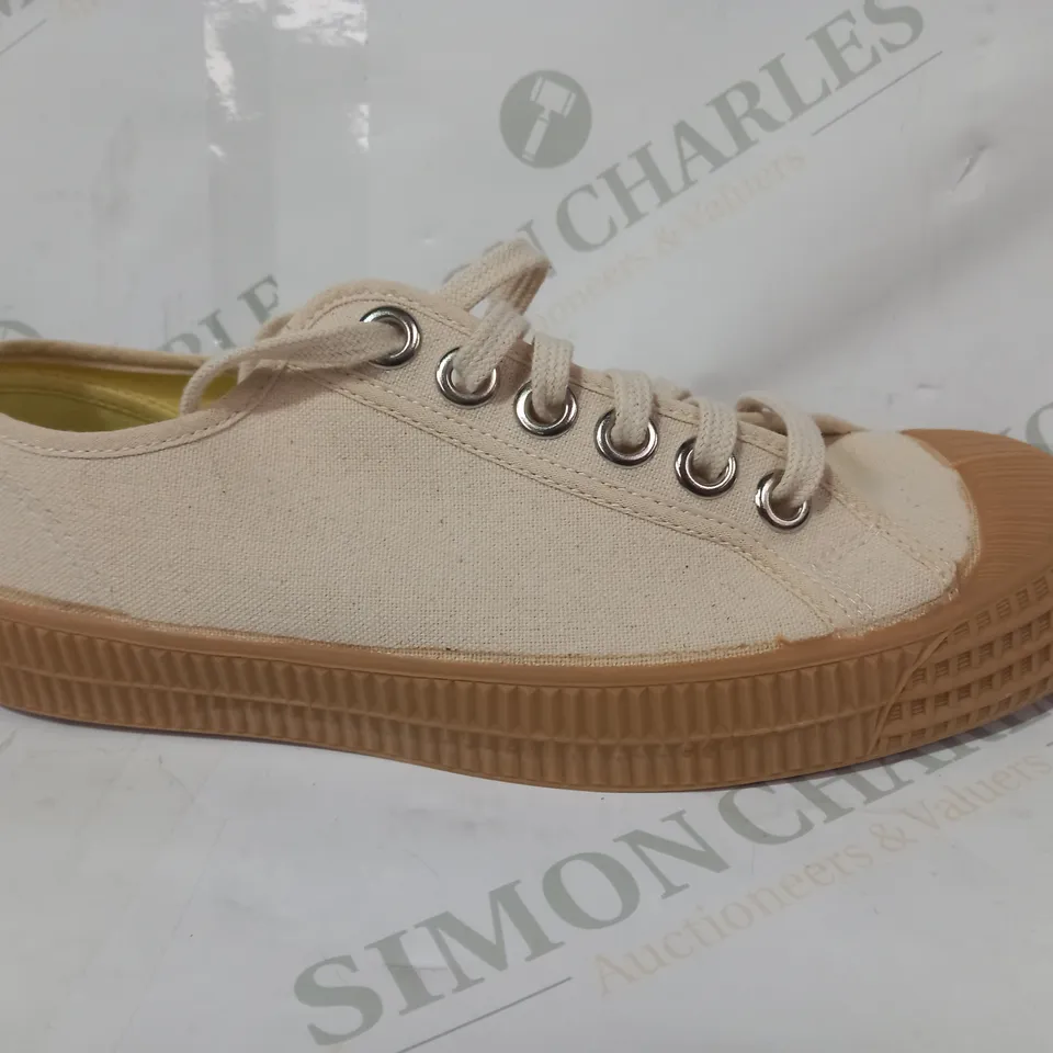 BOXED PAIR OF NOVESTA STAR MASTER SHOES IN BEIGE UK SIZE 6