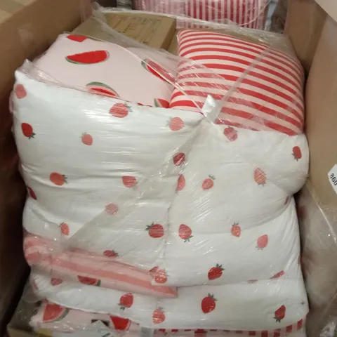 PALLET CONTAINING A LARGE QUANTITY OF CUSHIONS