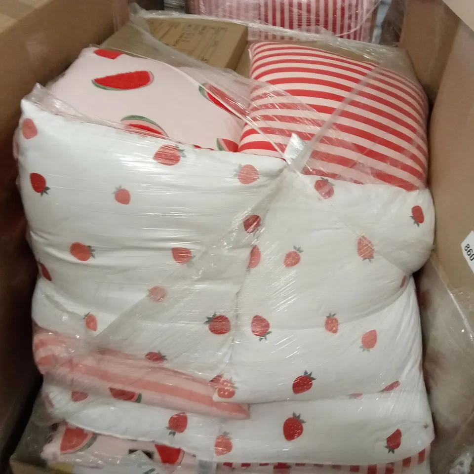 PALLET CONTAINING A LARGE QUANTITY OF CUSHIONS