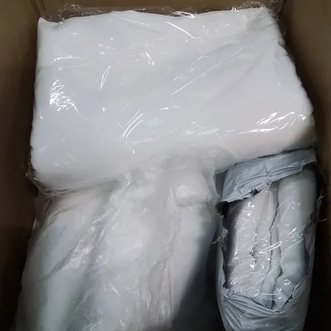 BOX CONTAINING 5 LARGE WHITE TABLE CLOTHES