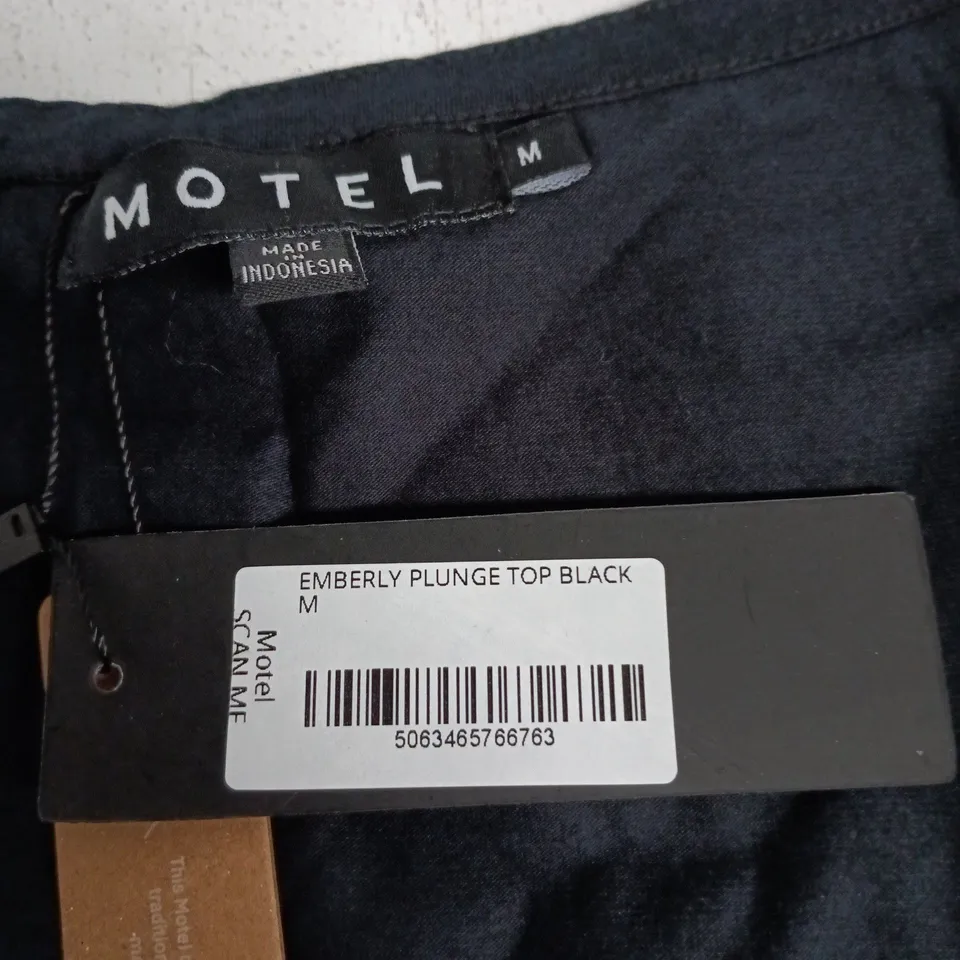 MOTEL EMBERLY PLUNGE TOP – BLACK – SIZE M