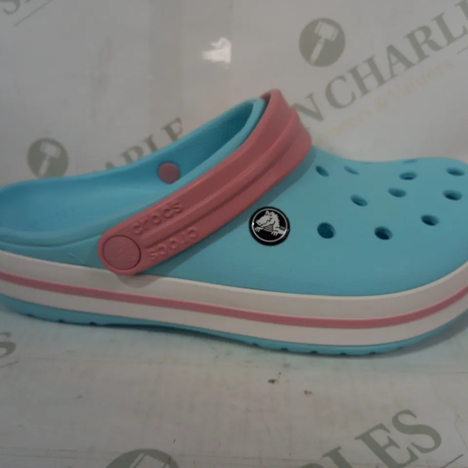 BOXED PAIR OF CROCS KIDS CLOGS IN BLUE/PINK UK SIZE J5