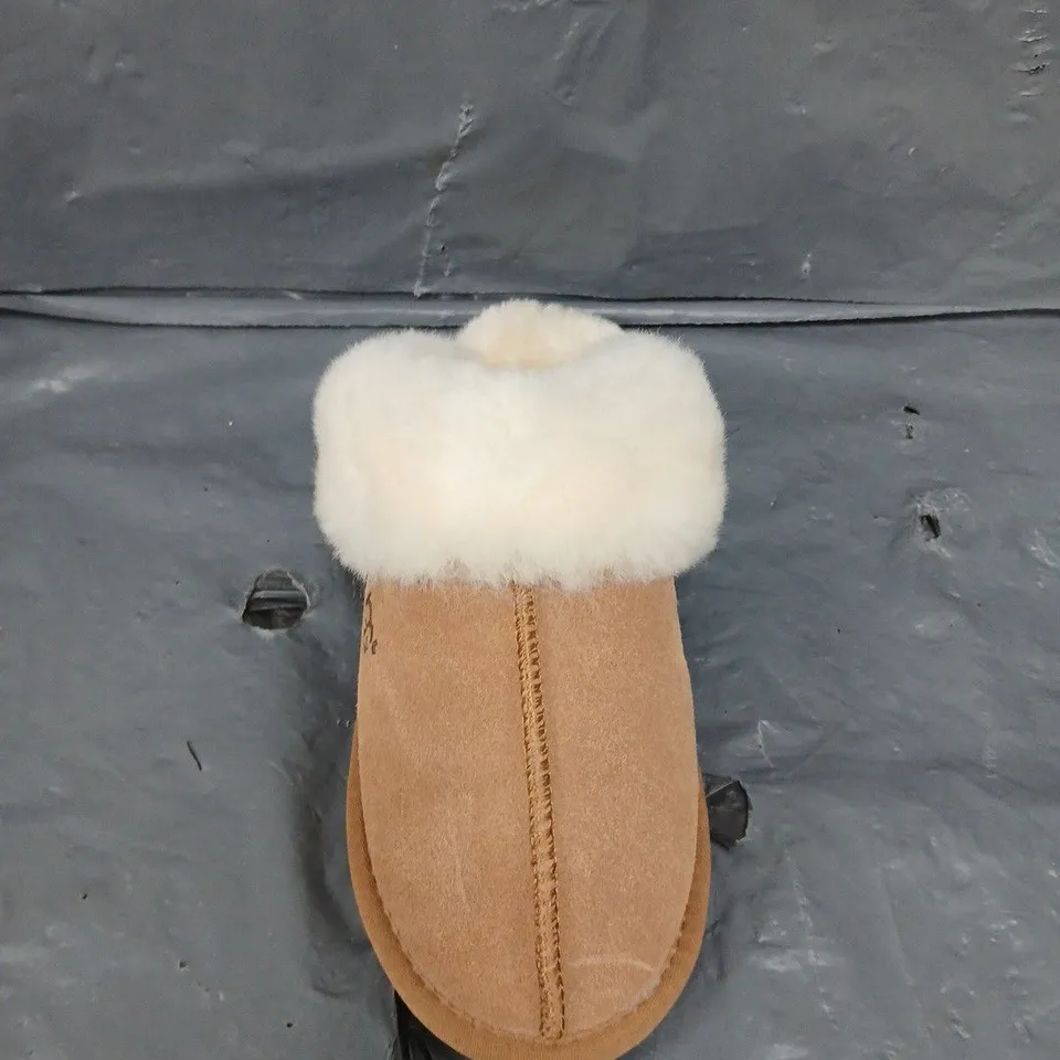 PAIR OF UGG SCUFFETTE SLIPPERS - 7.5