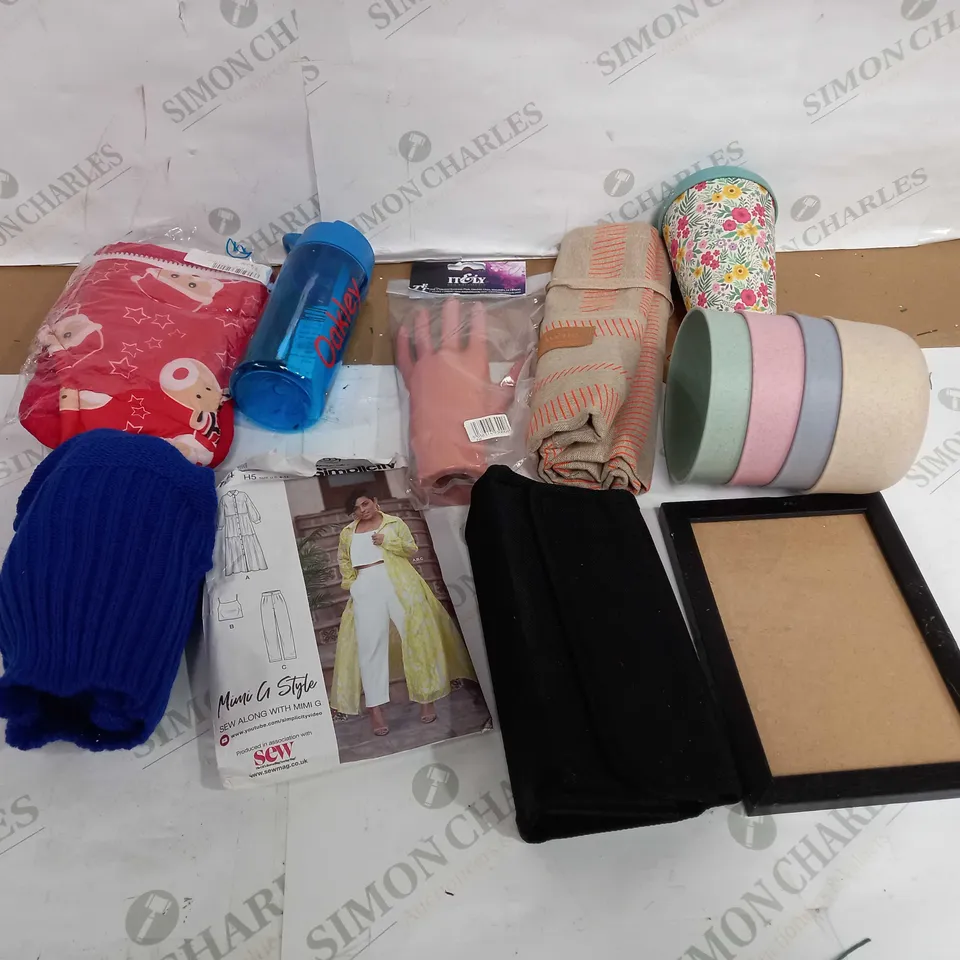 LOT OF APPROX 10 ASSORTED ITEMS TO INCLUDE BOTTLE, SOCKS, COFFEE CUP ETC