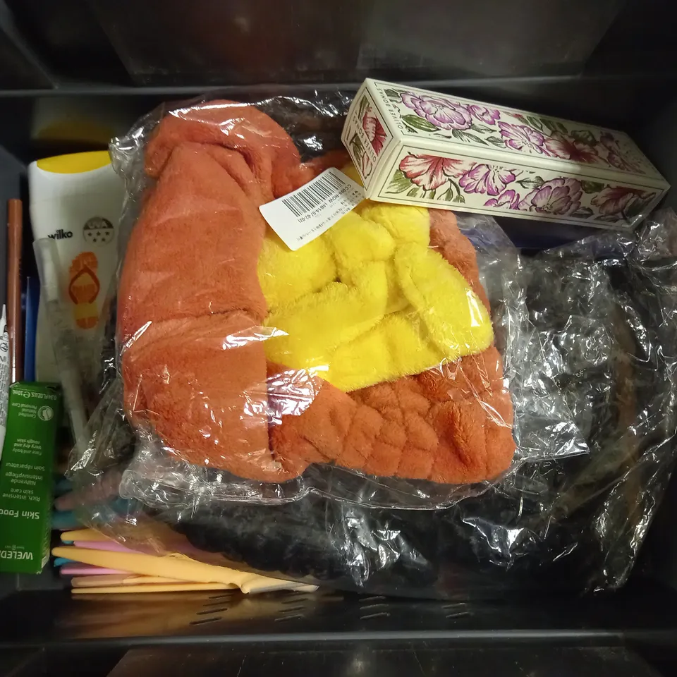 BOX OF APPROXIMATELY 20 COSMETIC ITEMS TO INCLUDE - elf brow tinted gel - oral b toothbrush replacement heads  ETC 