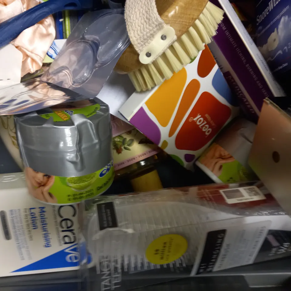 LOT OF APPROXIMATELY 20 ASSORTED HEALTH & BEAUTY ITEMS, TO INCLUDE FACE MASKS, HAIR TRIMMER, CREST STRIPS, ETC
