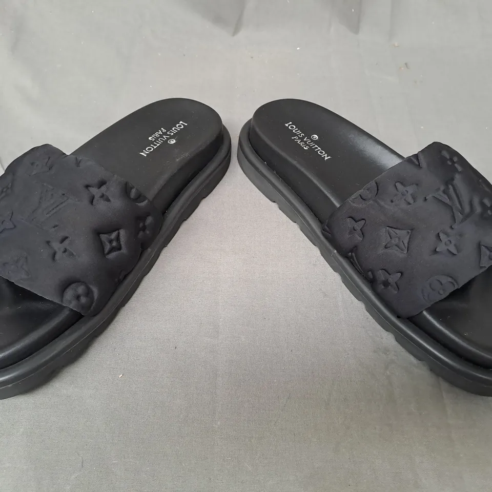 PAIR OF LOUIS VUITTON PARIS SLIDERS IN BLACK EU SIZE 41