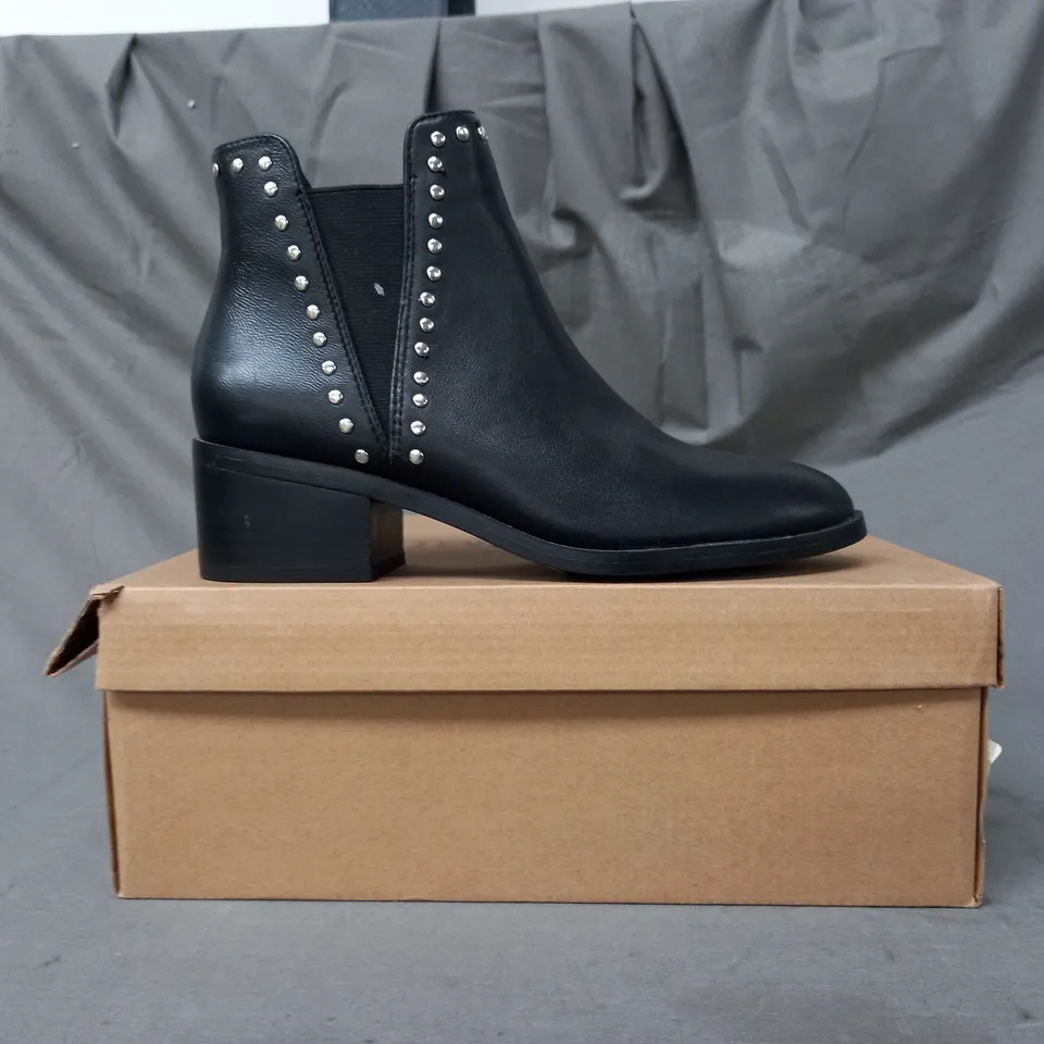 BOXED PAIR OF STEVE MADDEN LOW BLOCK HEEL ANKLE BOOTS IN BLACK SIZE 3