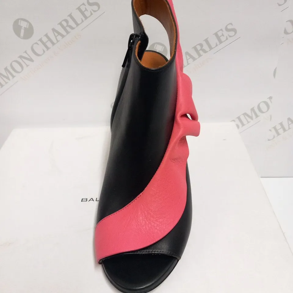 BOXED PAIR OF BALENCIAGA BLACK/FLAMINGO LEATHER SANDAL SIZE 38.5