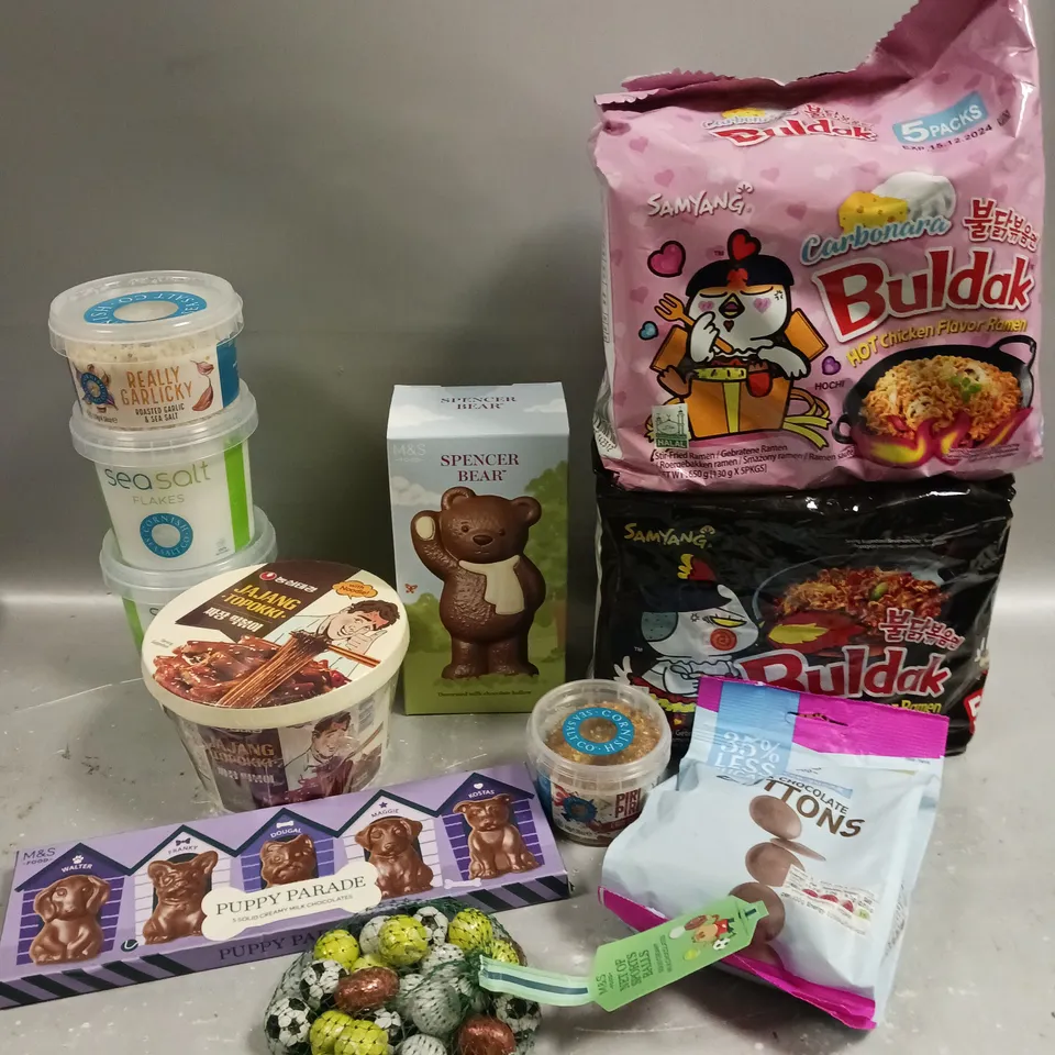 APPROXIMATELY 10 ASSORTED FOOD PRODUCTS TO INCLUDE BULDAK NOODLES, GARLIC SEASONING, M&S CHOCOLATE ETC 