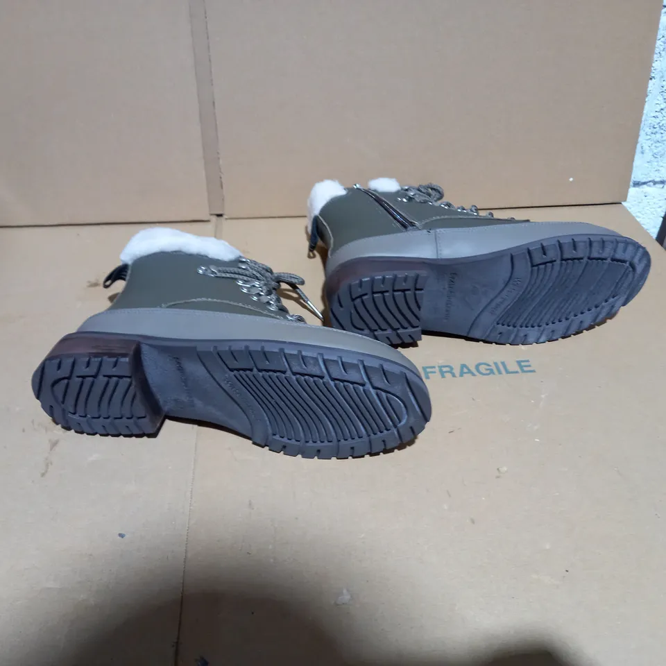 EMU AUSTRALIA OKAB DARK OLIVE BOOT SIZE 5 