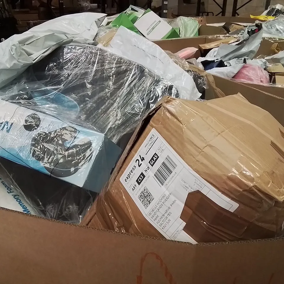 PALLET CONTAINING A LARGE QUANTITY OF PILLOWS