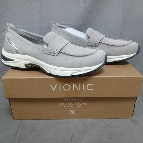 BOXED PAIR OF VIONIC 23 WALK LOAFERS IN PALOMA GREY/SILVER SIZE 5