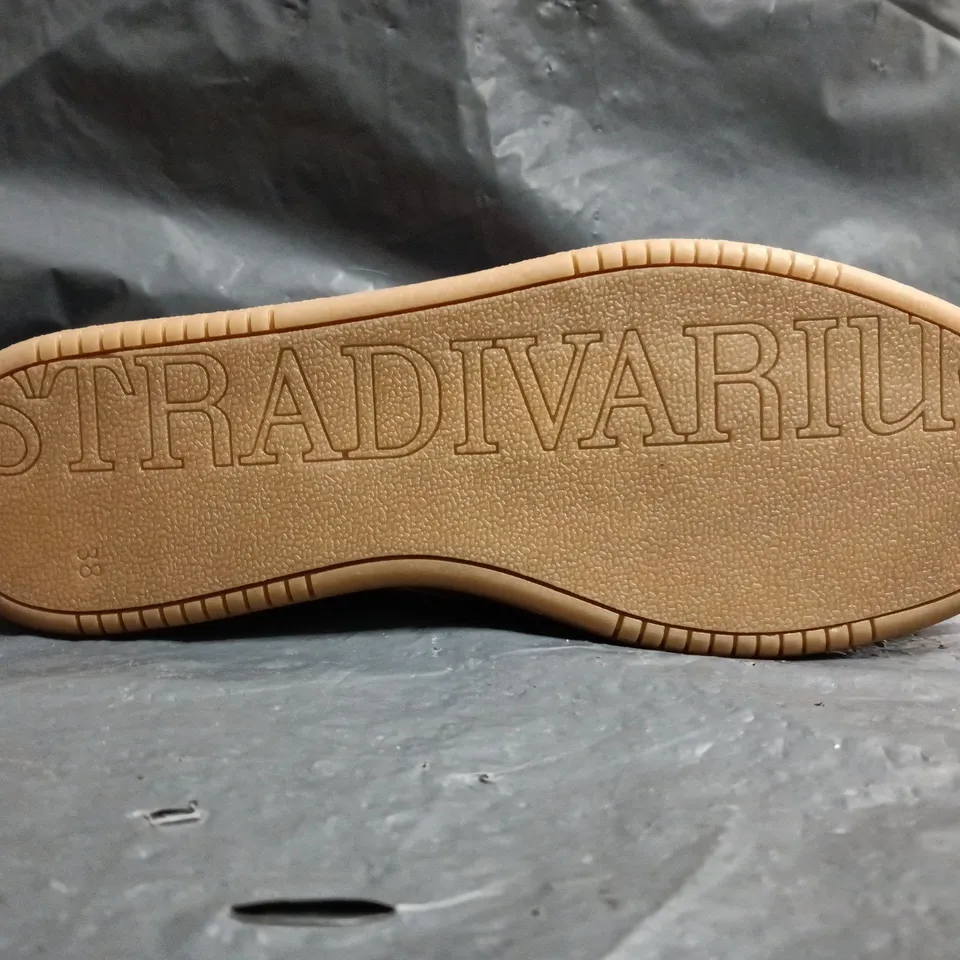 PAIR OF STRADIVARIUS TRAINERS IN BURGUNDY SIZE UK 5