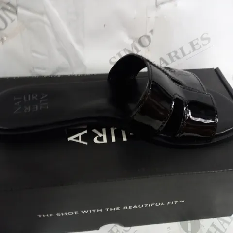 BOXED PAIR OF NATURALIZER SANDALS SIZE 6