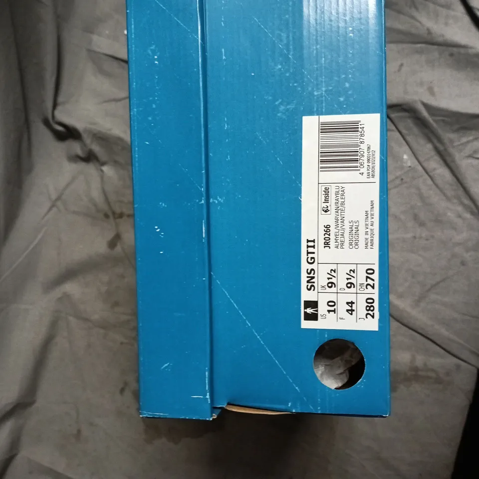 ADIDAS SNS GT II 5TH EDITION SNEAKERS – BEIGE/CREAM WITH BLUE STRIPES, UK 9 1/2